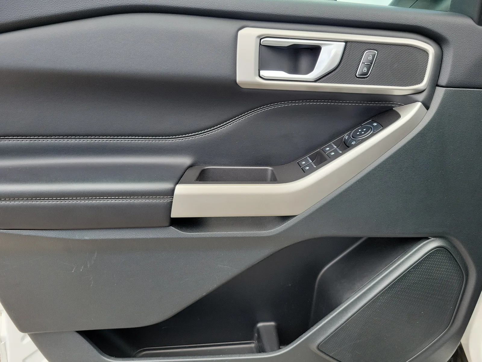 2023 Ford Explorer XLT photo 23