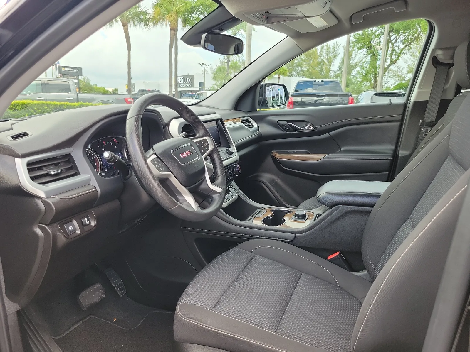2023 GMC Acadia SLE photo 9