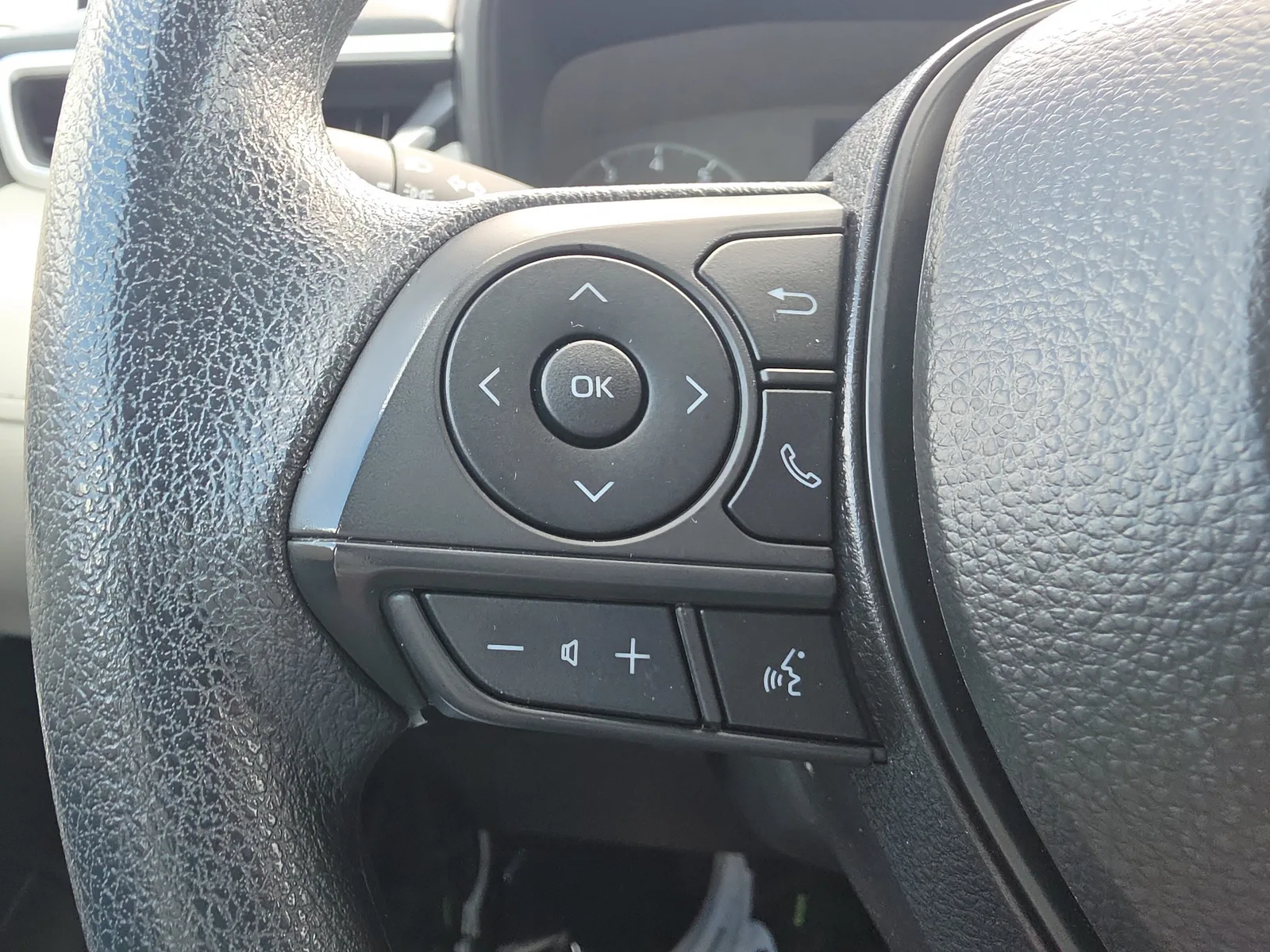 2025 Toyota Corolla Cross L photo 23