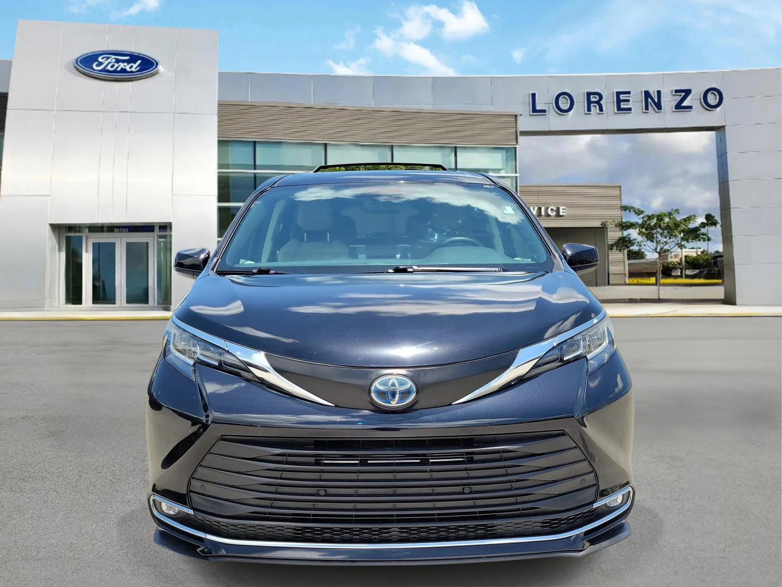 2021 Toyota Sienna XLE photo 2
