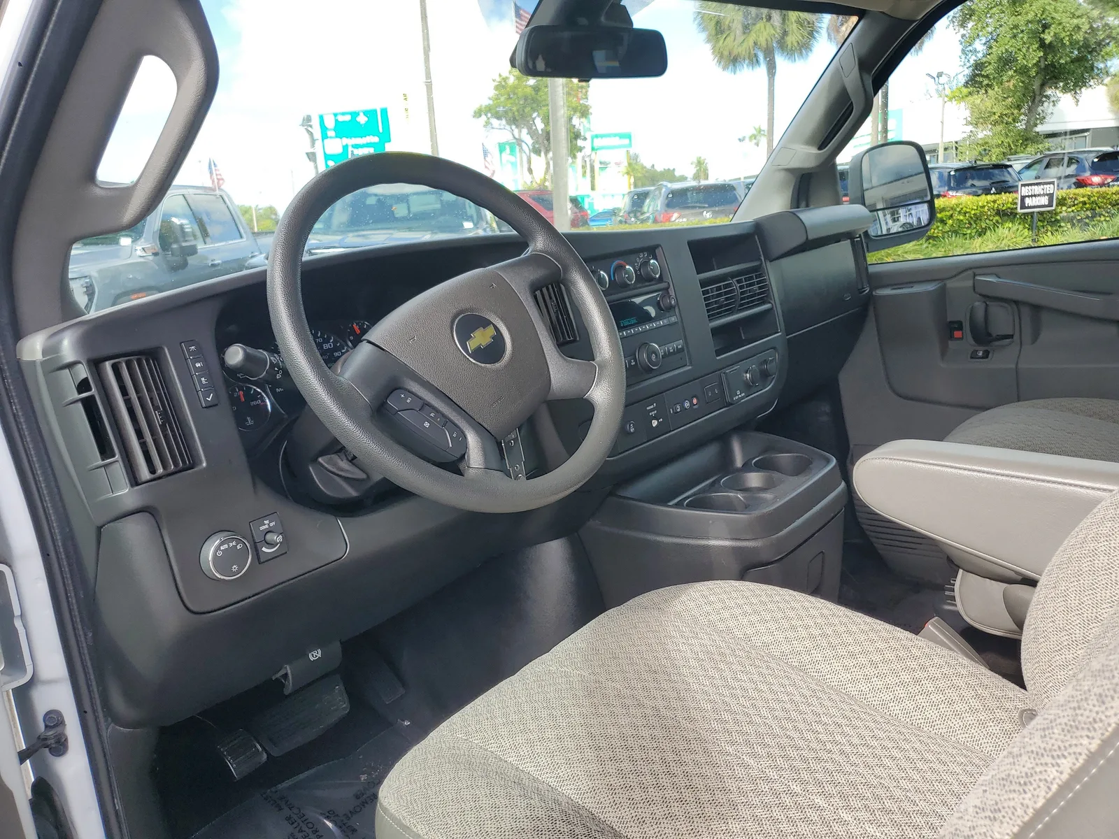 2020 Chevrolet Express Passenger 3500 1LT photo 9