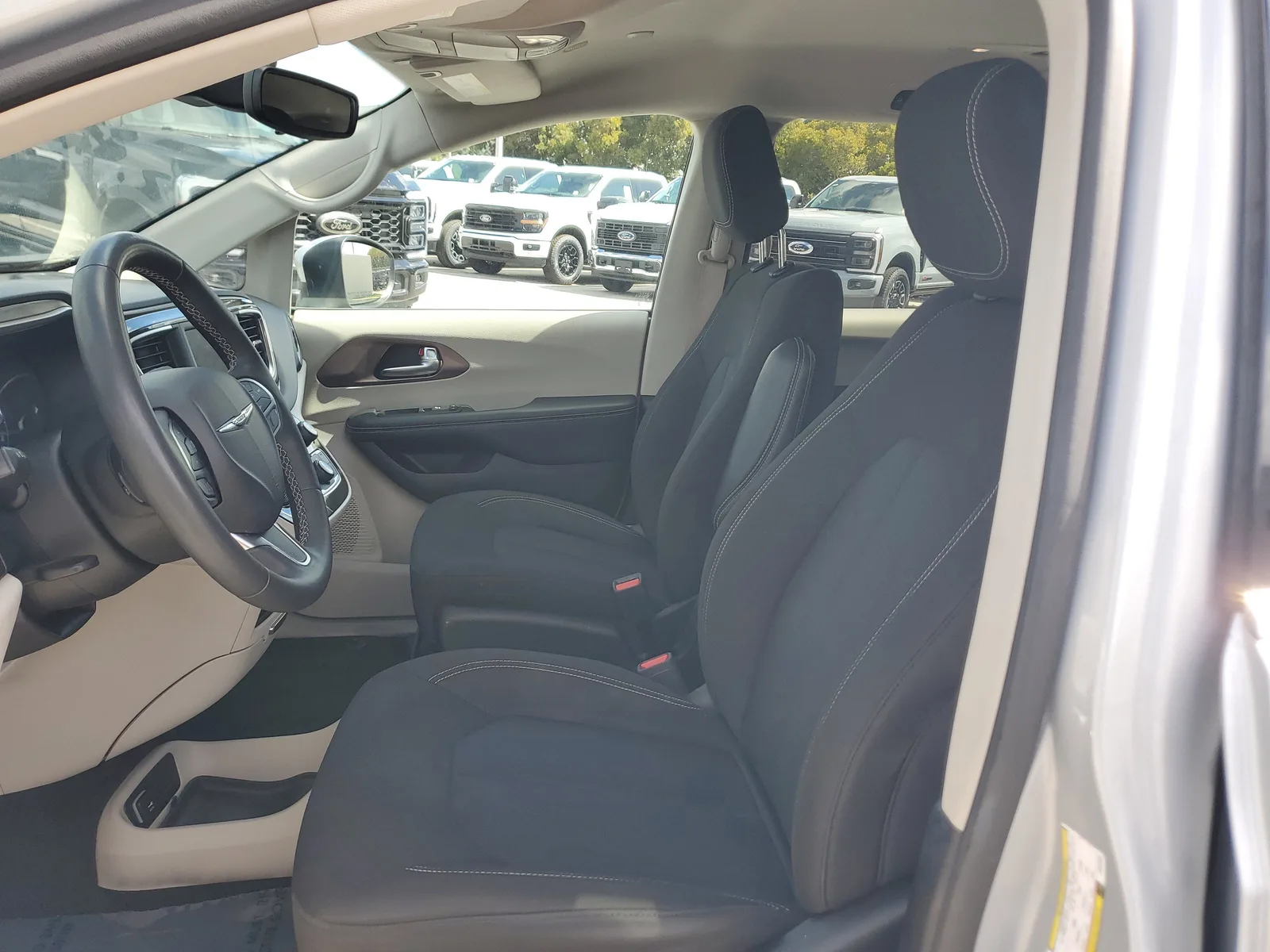 2023 Chrysler Voyager LX photo 11