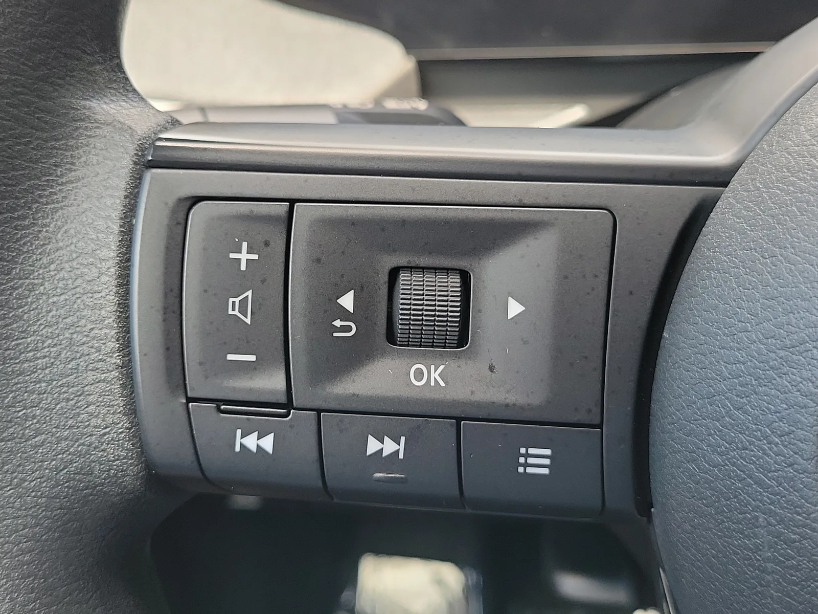 2025 Nissan Kicks SV photo 24