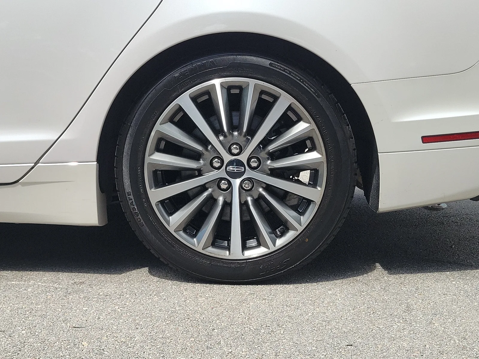 2020 Lincoln MKZ Standard photo 26