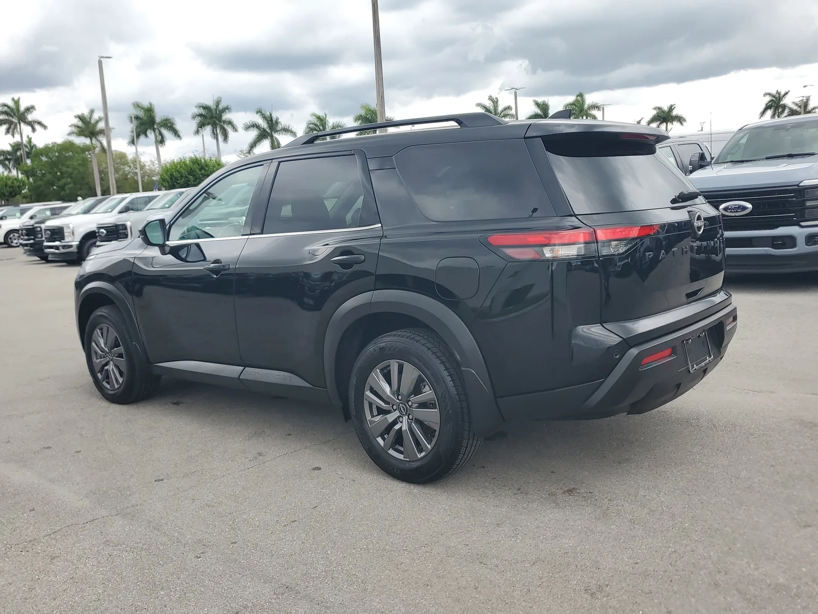 2025 Nissan Pathfinder SV photo 7
