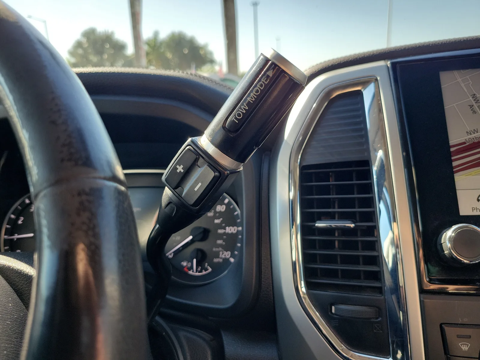 2020 Nissan Titan SL photo 22