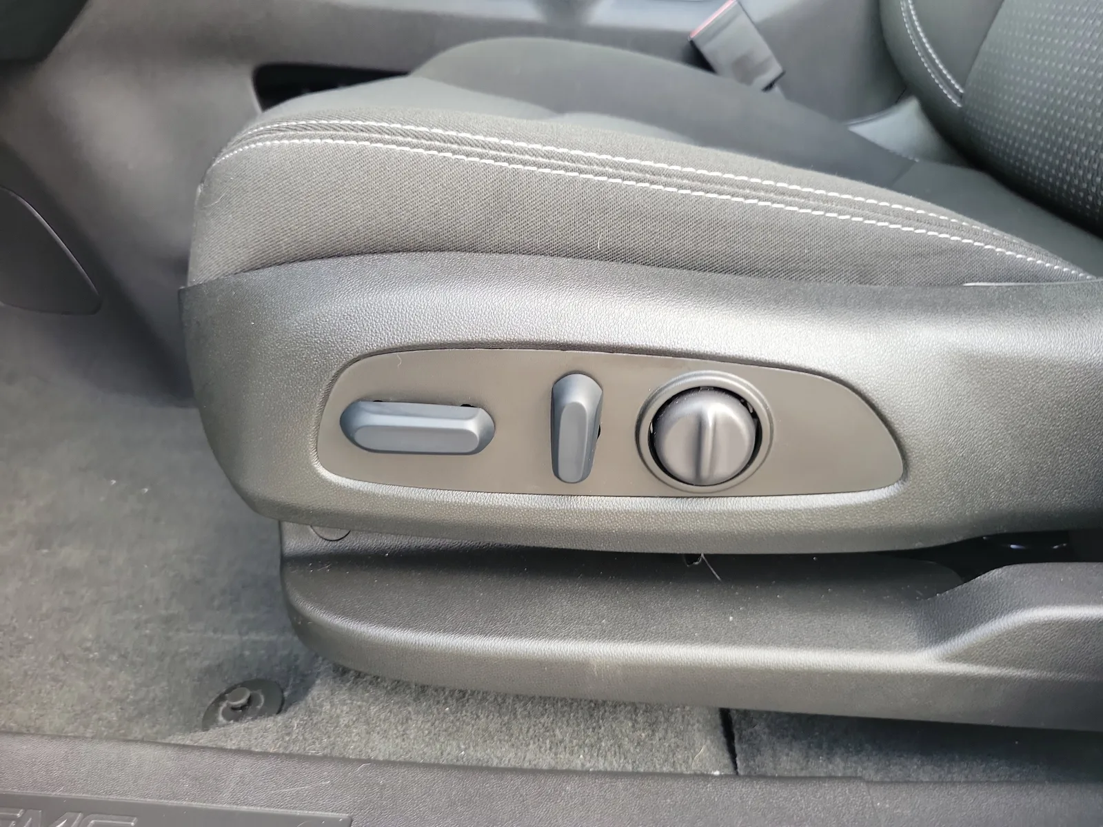 2024 GMC Terrain SLE photo 13