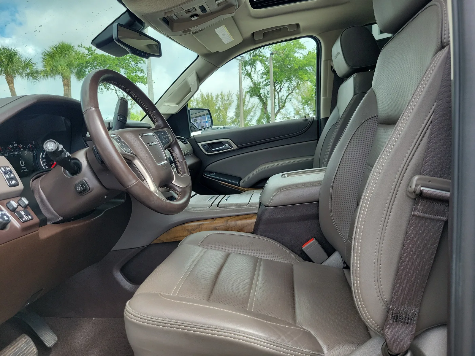 2020 GMC Yukon Denali photo 14