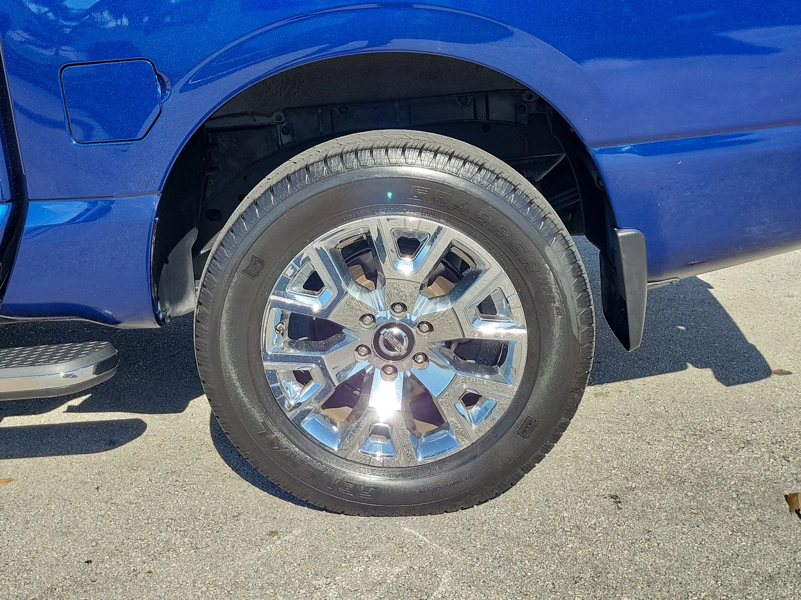 2020 Nissan Titan SL photo 27