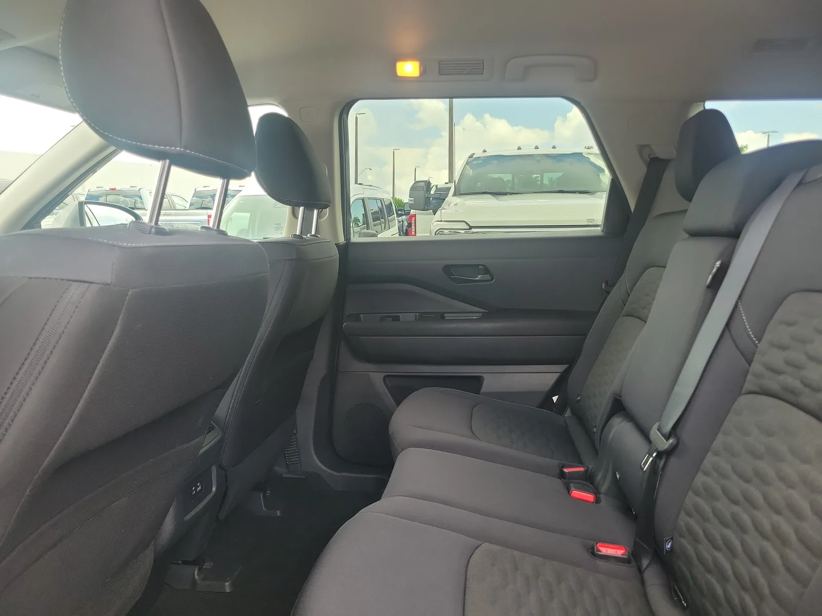 2025 Nissan Pathfinder SV photo 17