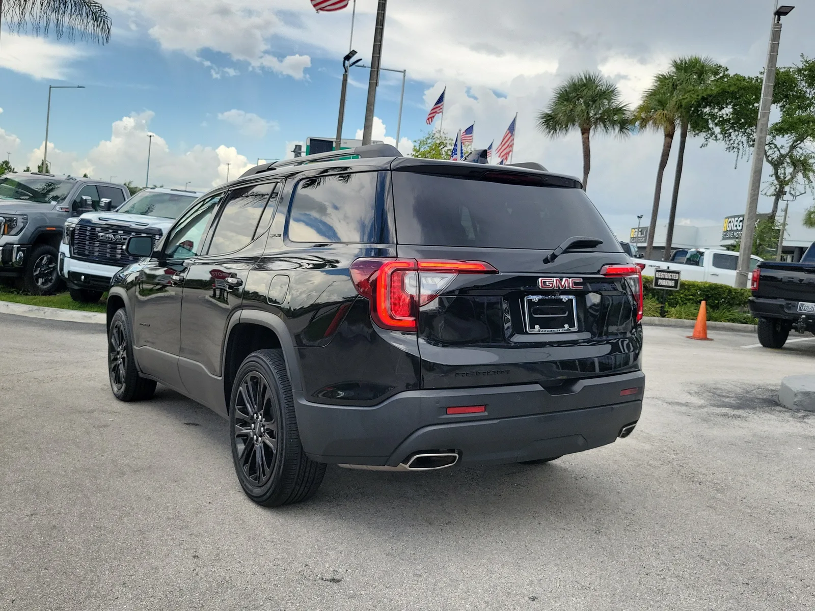 2023 GMC Acadia SLE photo 7