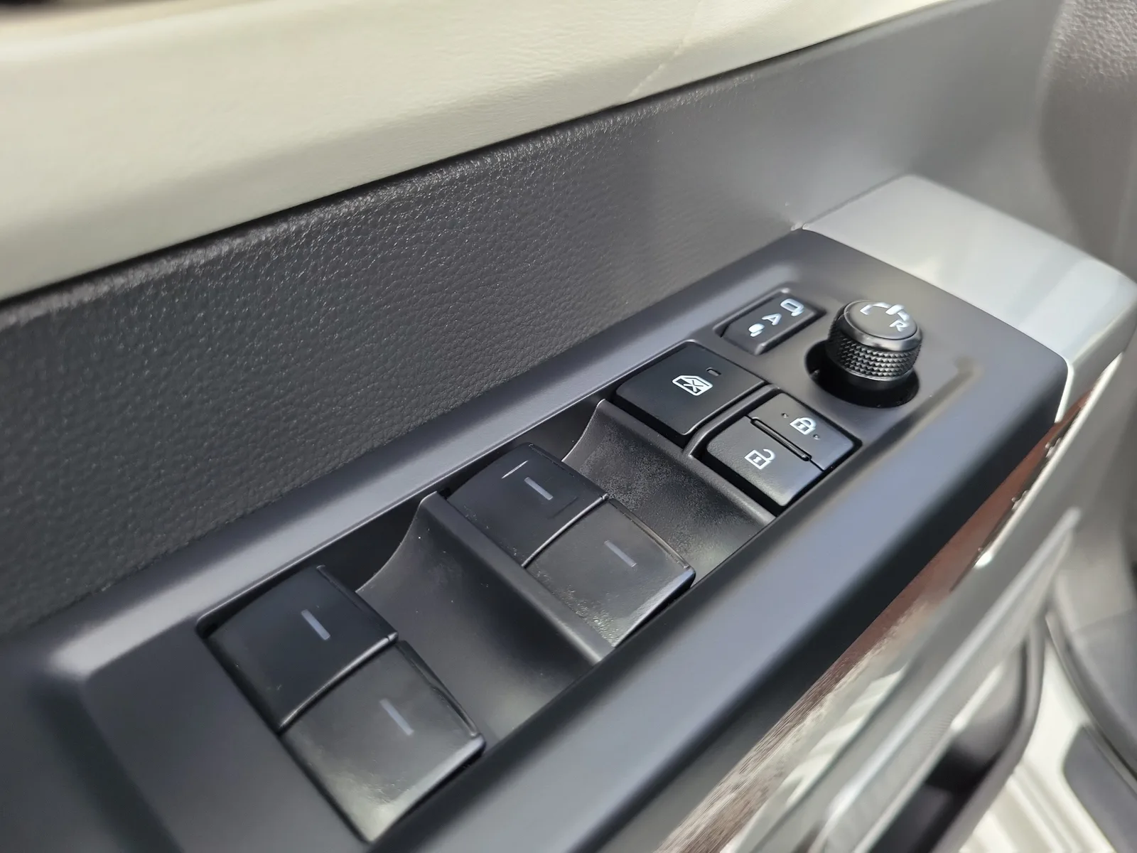 2025 Toyota Sequoia SR5 photo 25