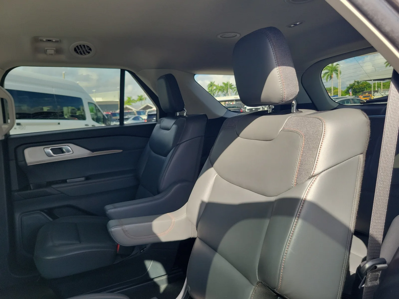 2025 Ford Explorer Active photo 14