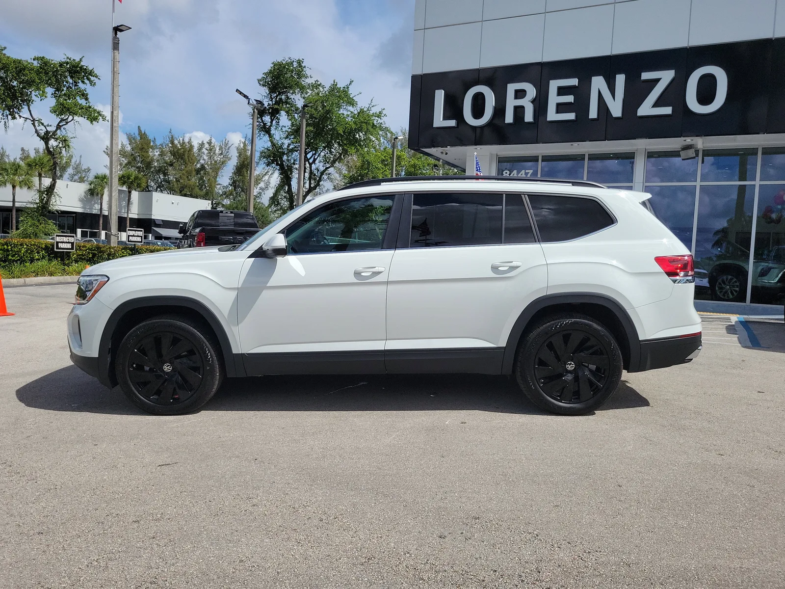 2025 Volkswagen Atlas 2.0T SE w/Technology photo 8