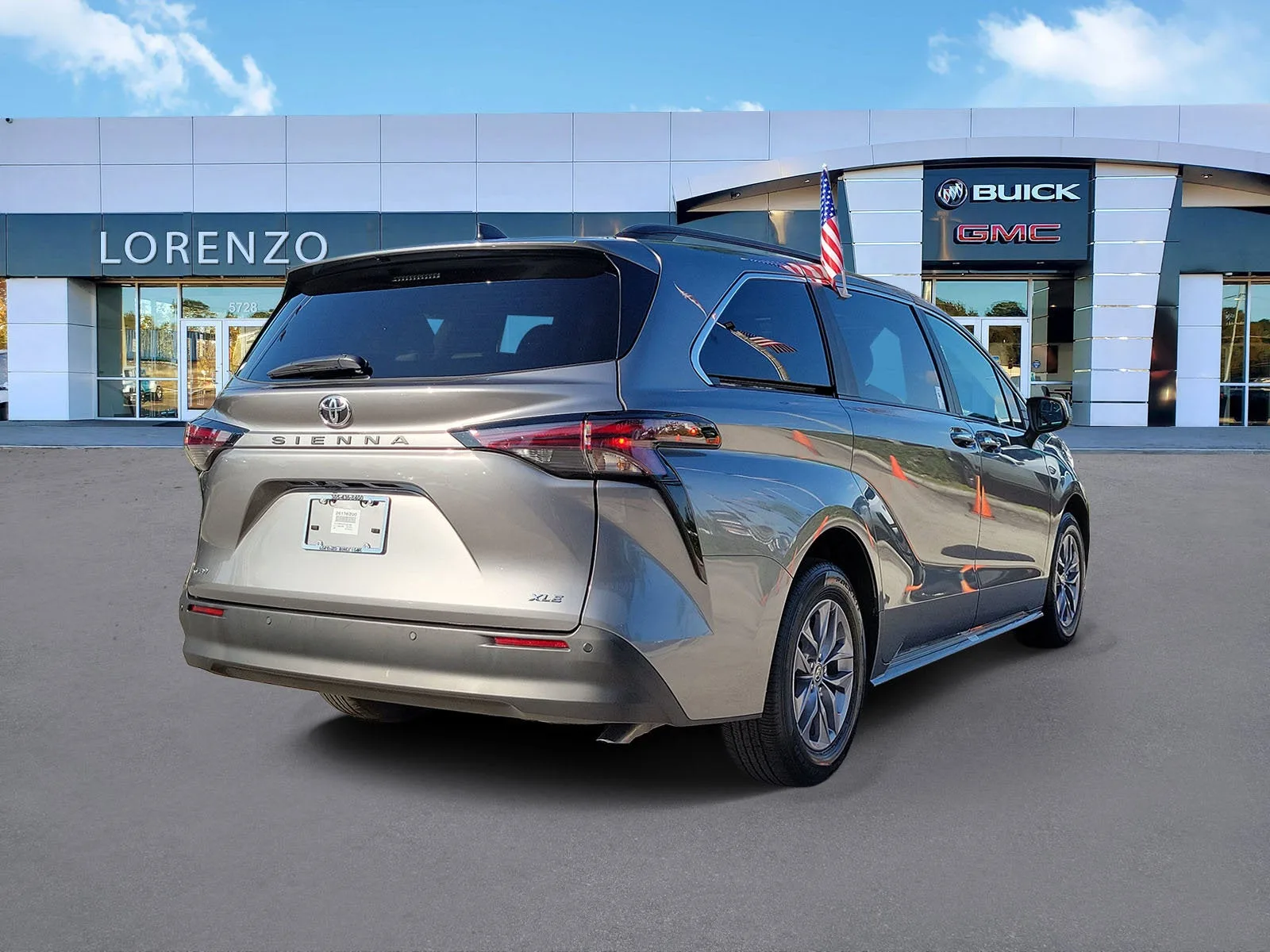 2026 Toyota Sienna XLE photo 5