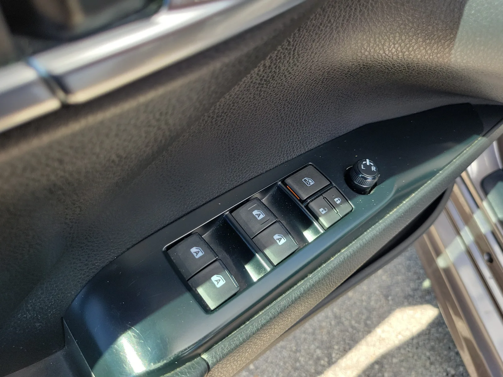 2020 Toyota Camry SE photo 23