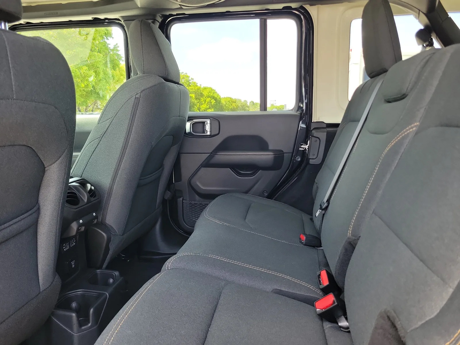 2025 Jeep Wrangler Sahara 4WD photo 13