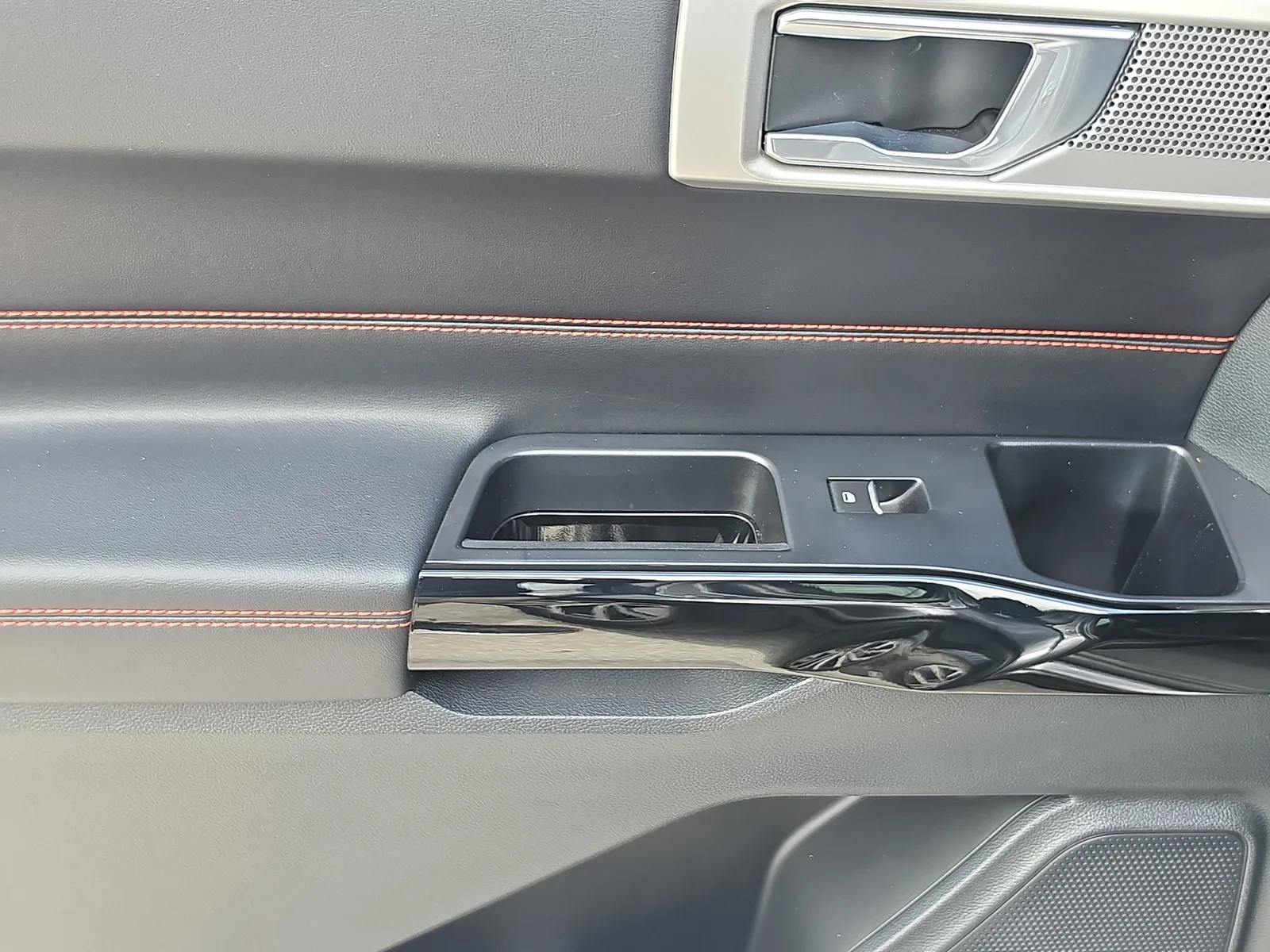 2022 Ford Explorer ST-Line photo 22