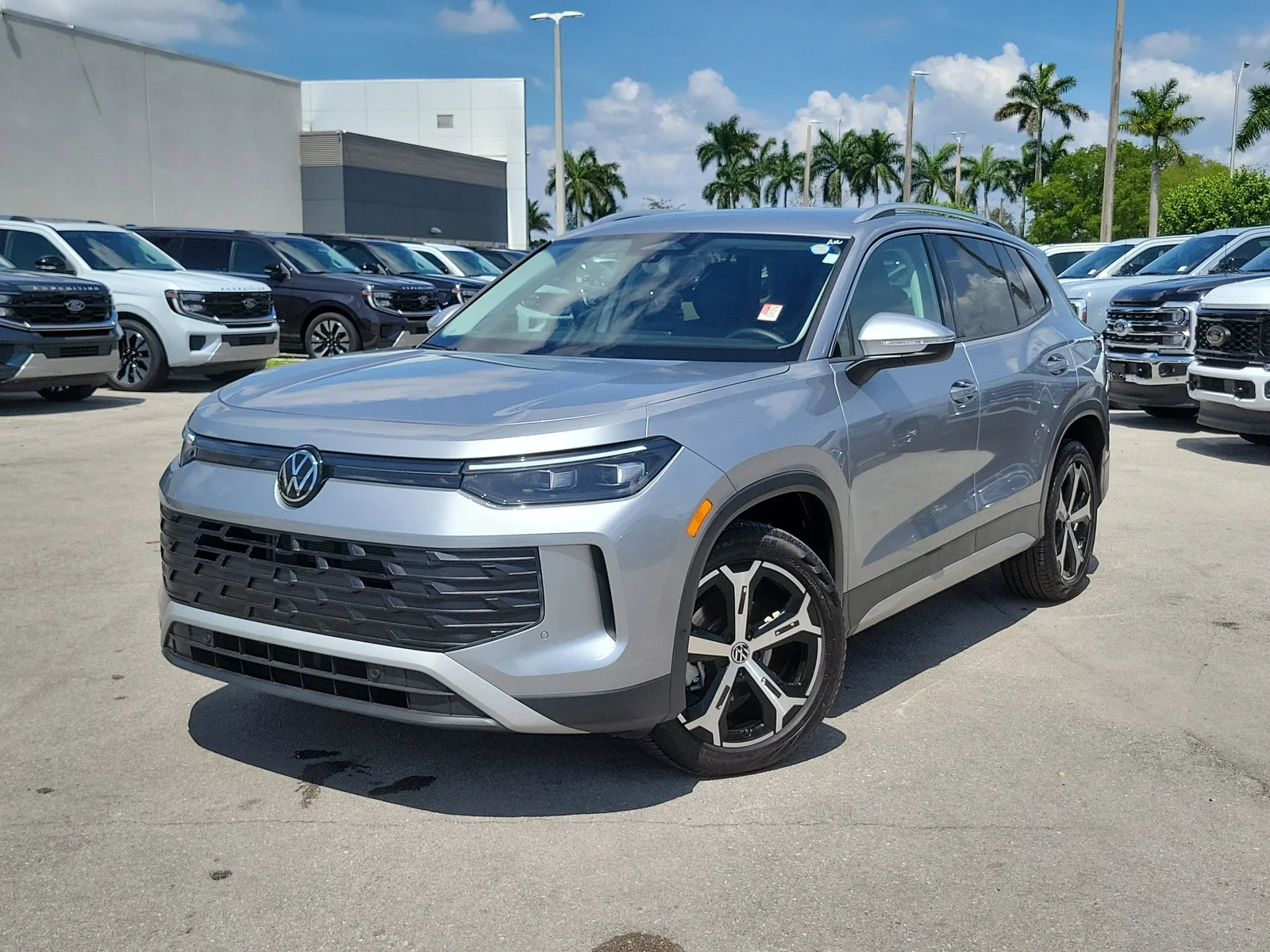 2025 Volkswagen Tiguan SE photo 32