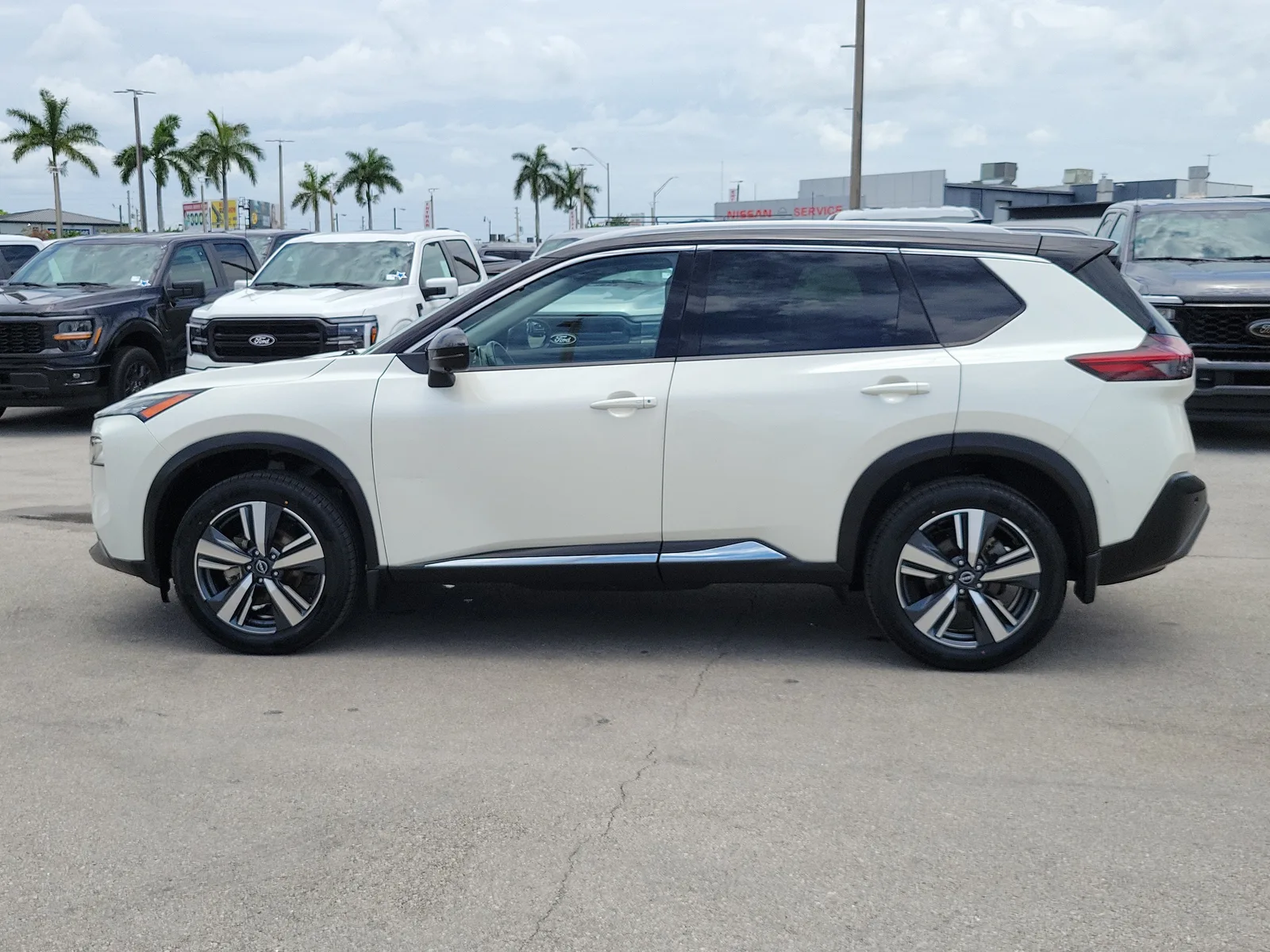 2023 Nissan Rogue SL 4WD photo 8