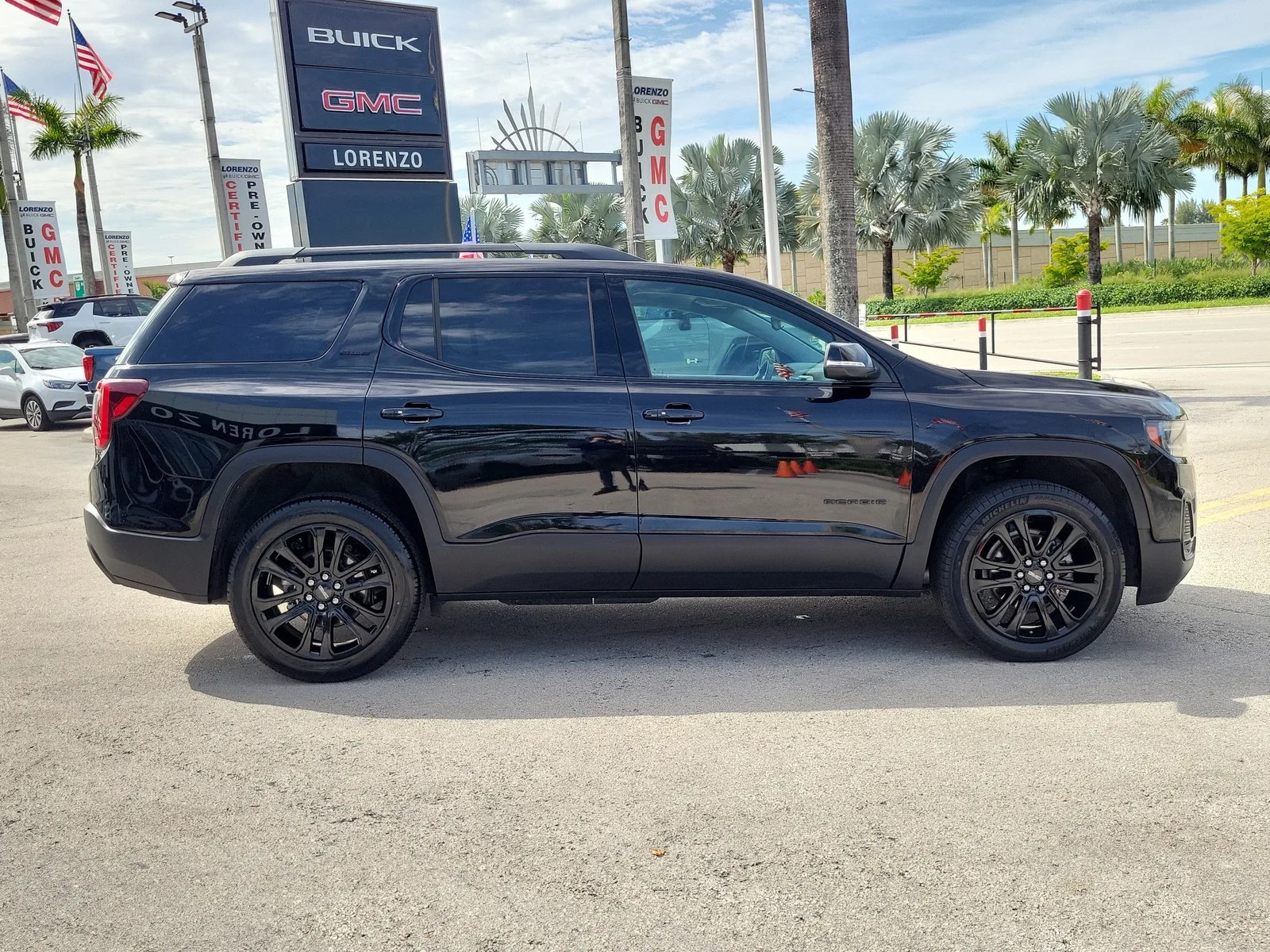 2023 GMC Acadia SLE photo 4