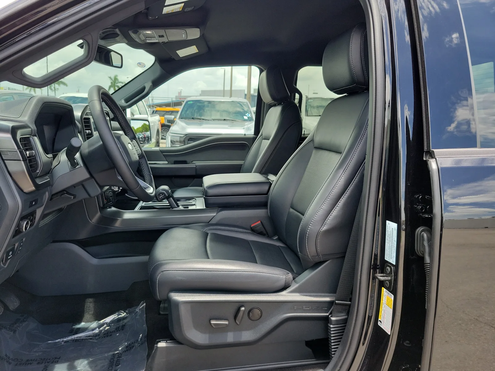 2025 Ford F-150 LARIAT 4WD photo 17