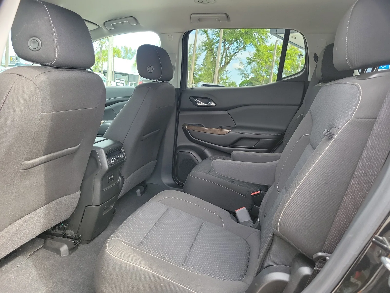 2023 GMC Acadia SLE photo 12