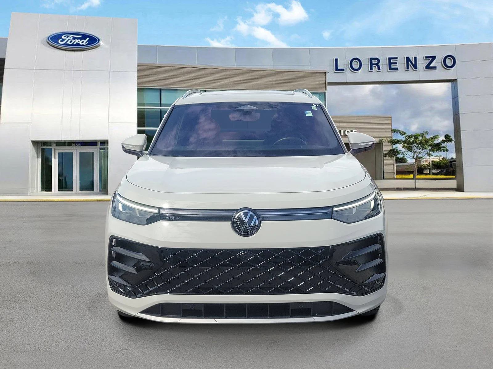 2025 Volkswagen Tiguan SEL R-Line photo 2