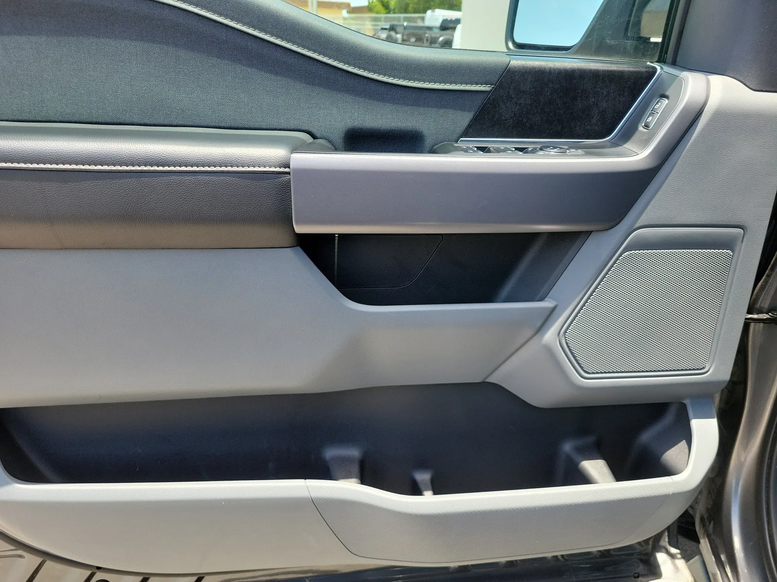 2025 Ford F-150 Lightning XLT 4WD photo 21