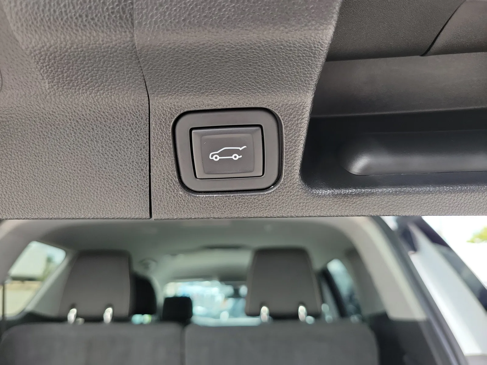 2023 GMC Acadia SLE photo 17
