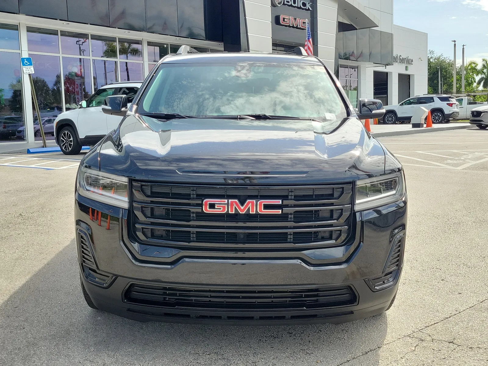2023 GMC Acadia SLE photo 2