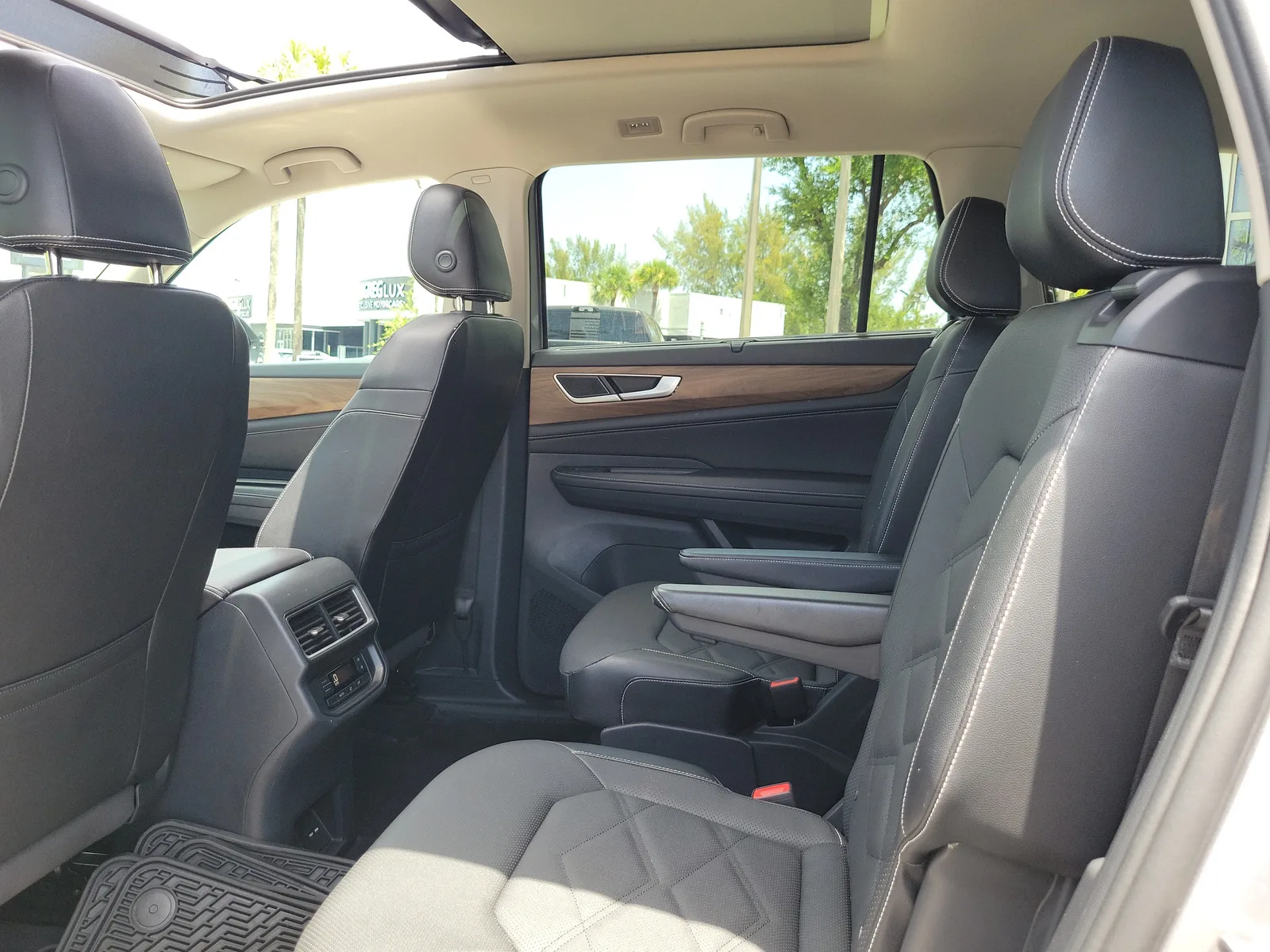 2024 Volkswagen Atlas 2.0T SE w/Technology photo 14