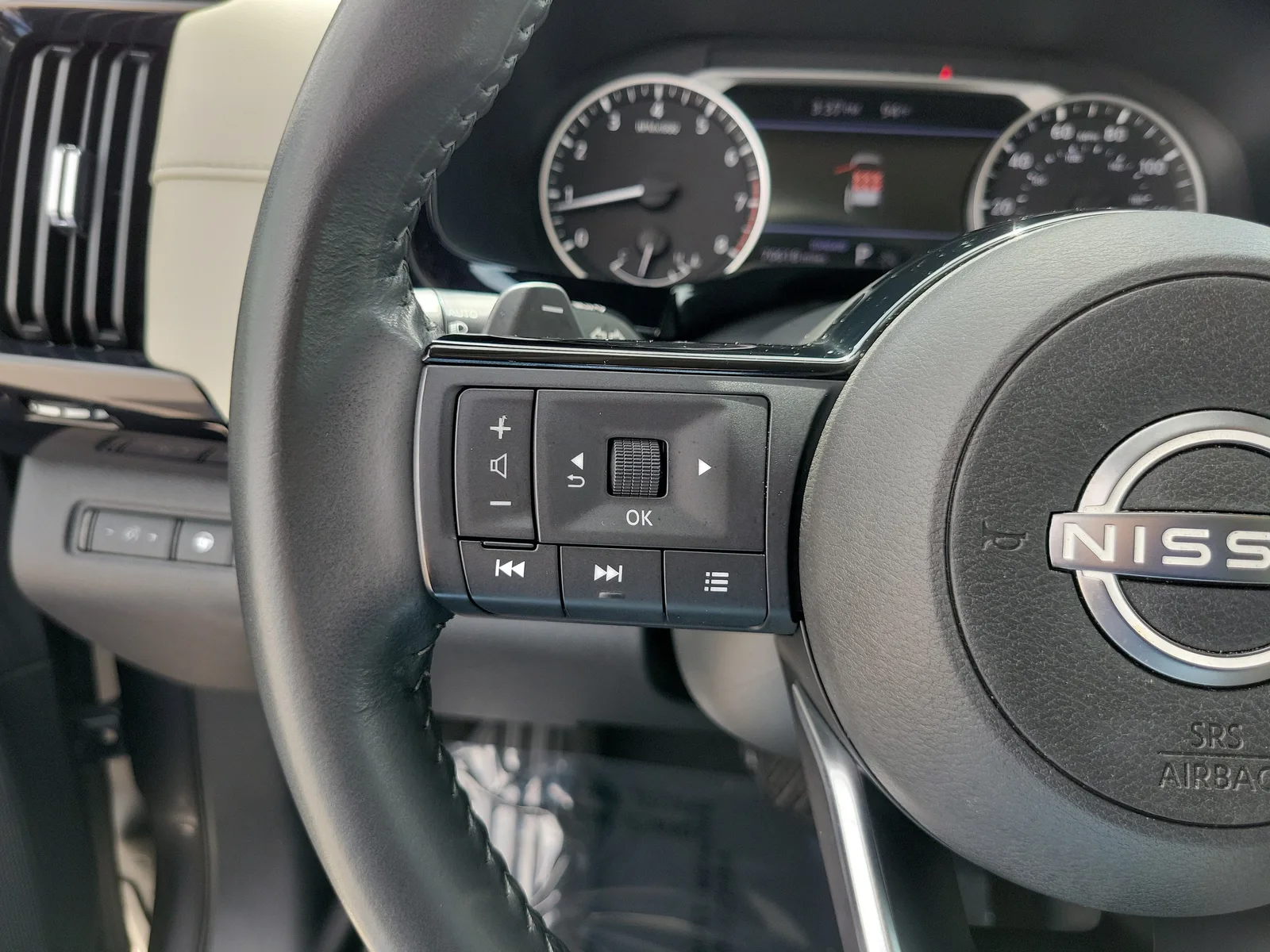 2022 Nissan Pathfinder SV photo 21