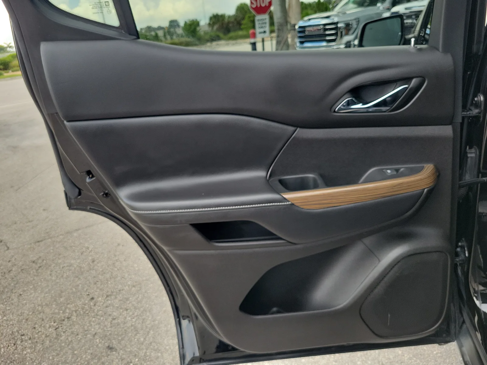 2023 GMC Acadia SLE photo 25