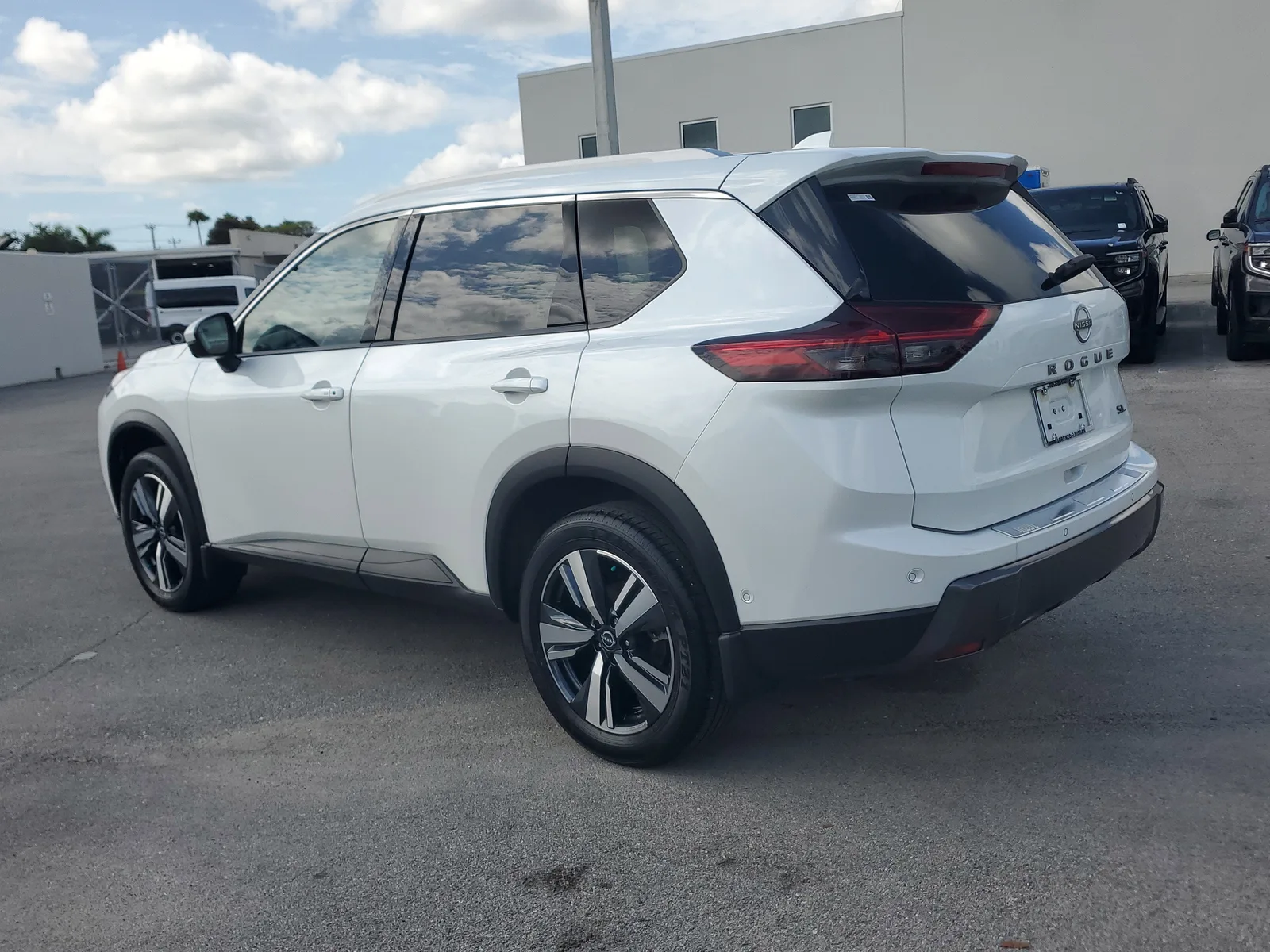 2025 Nissan Rogue SL photo 7