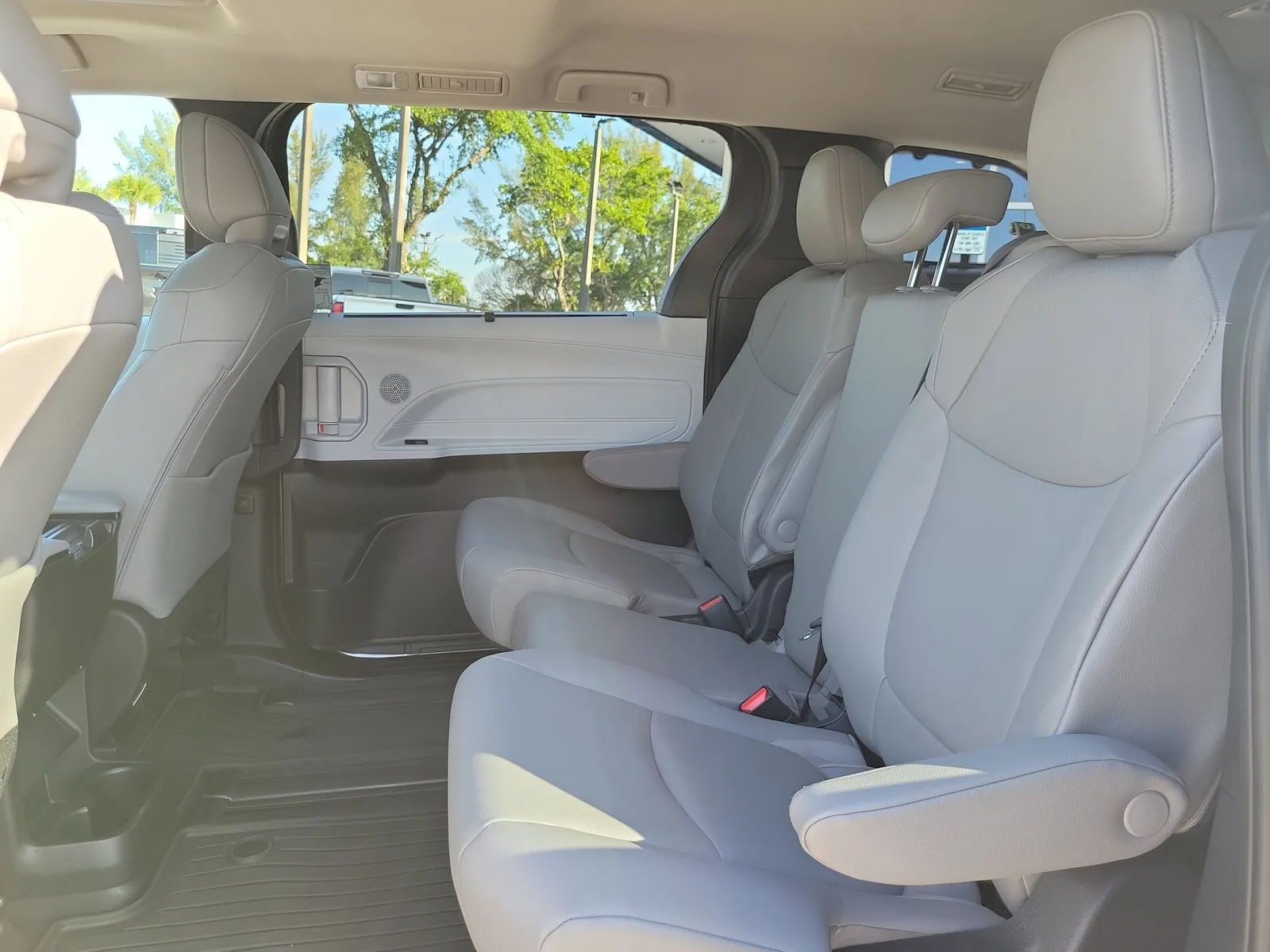 2026 Toyota Sienna XLE photo 16