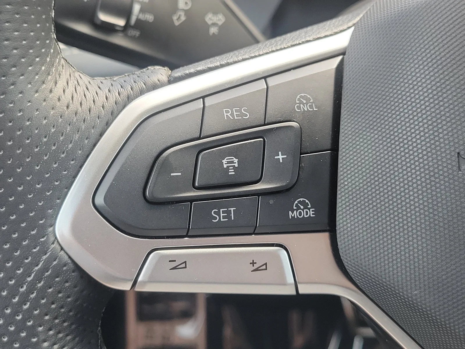 2025 Volkswagen Tiguan SEL R-Line photo 23