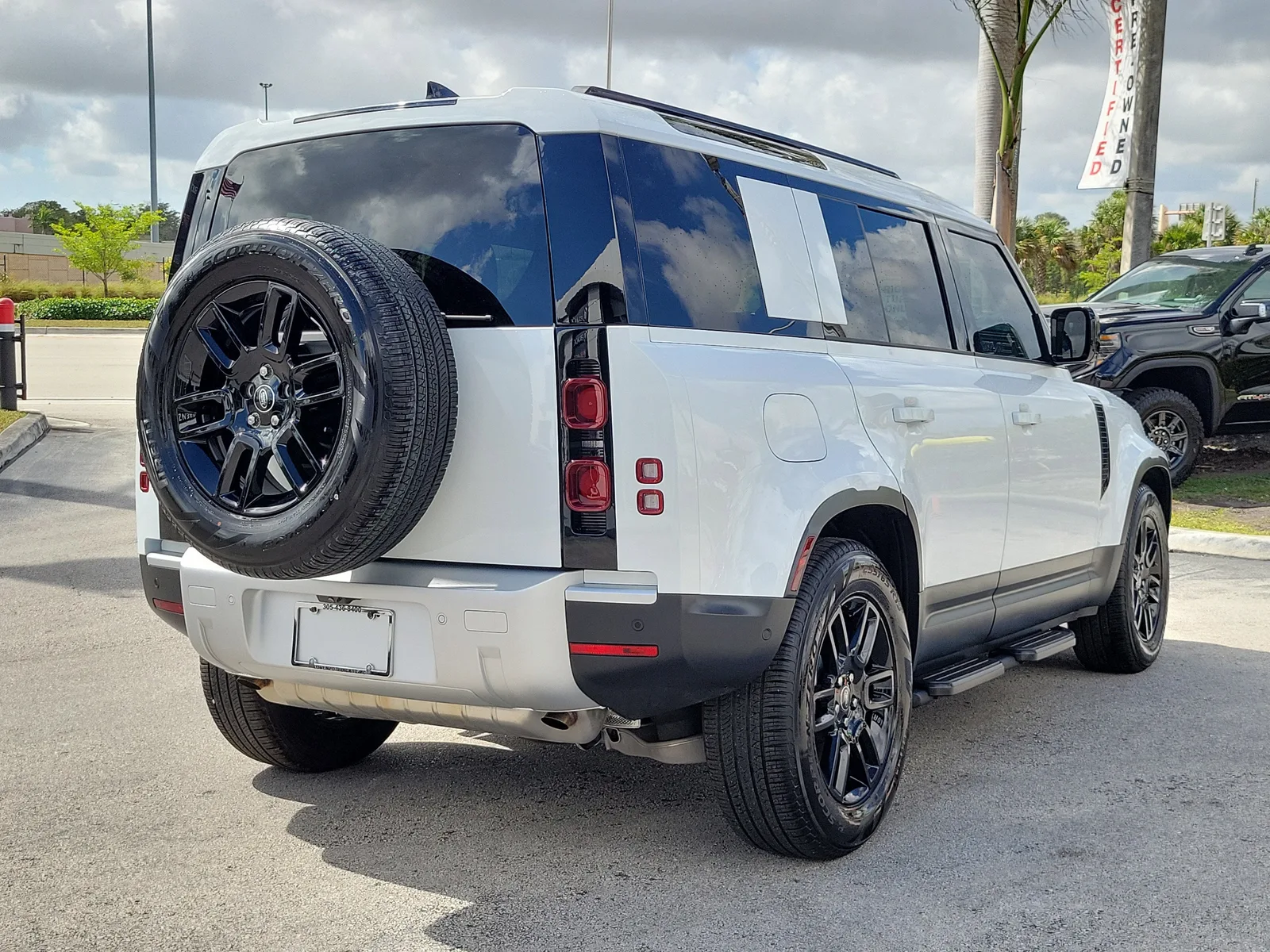 2025 Land Rover Defender S photo 5