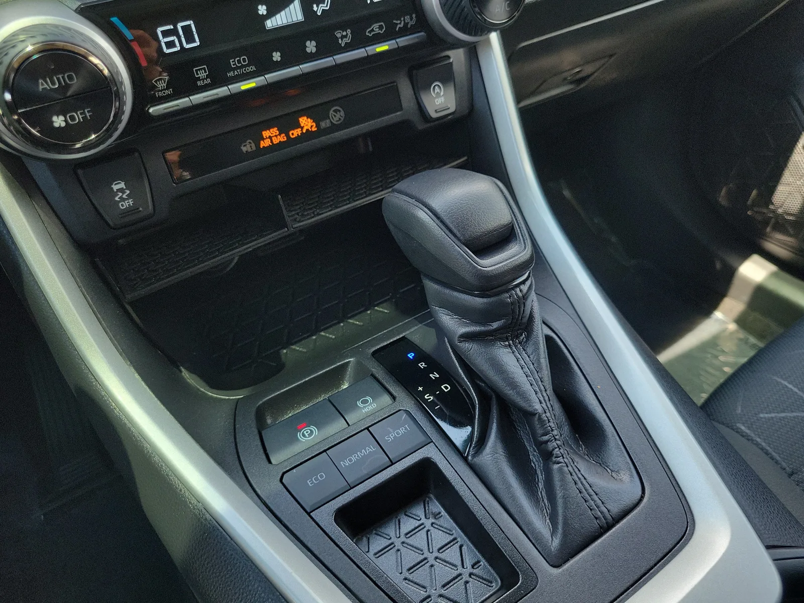2024 Toyota RAV4 XLE photo 23