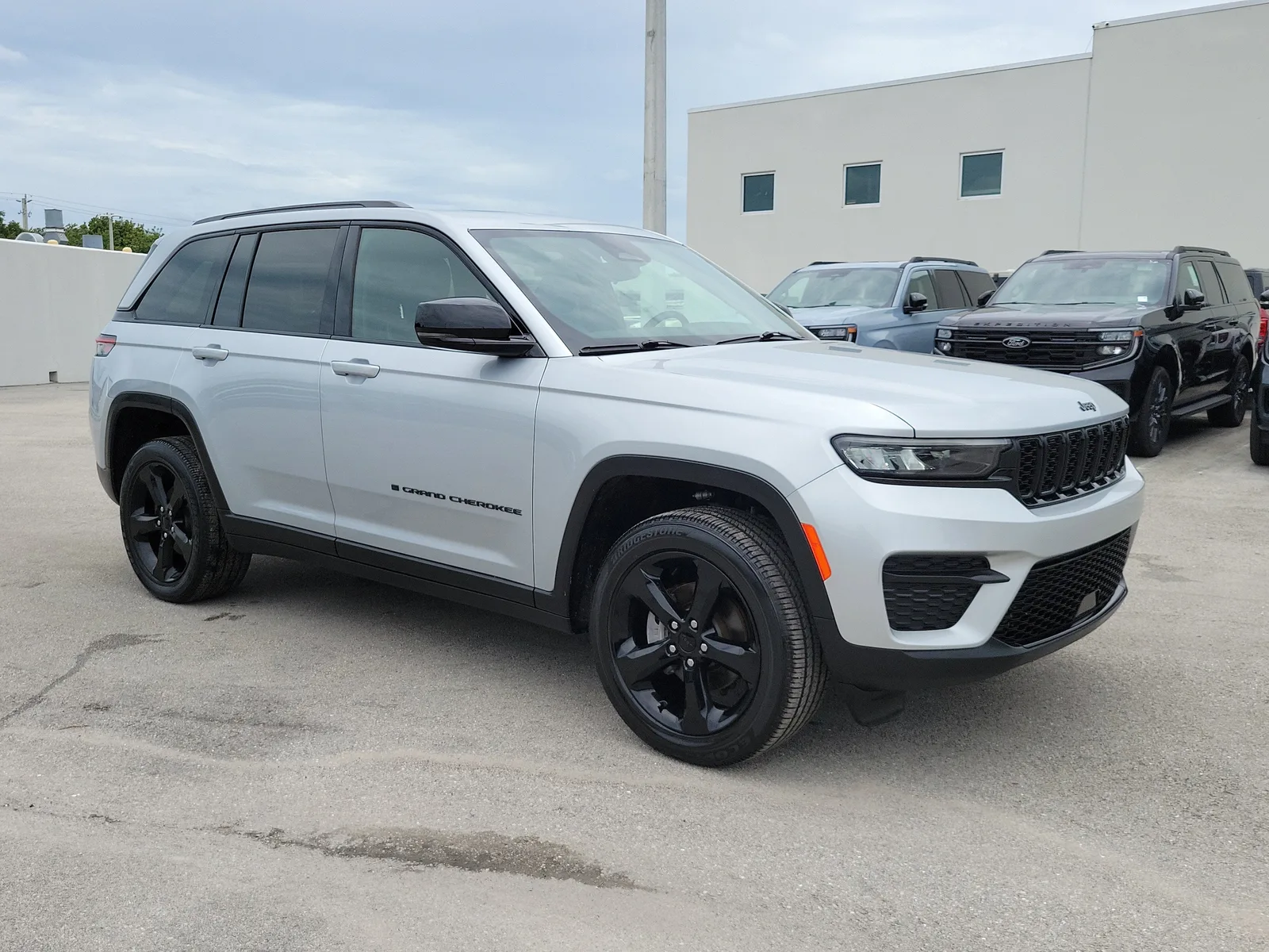 2023 Jeep Grand Cherokee Altitude X 4WD photo 3