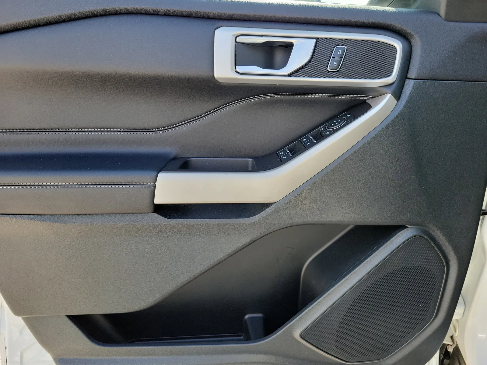 2023 Ford Explorer XLT photo 28