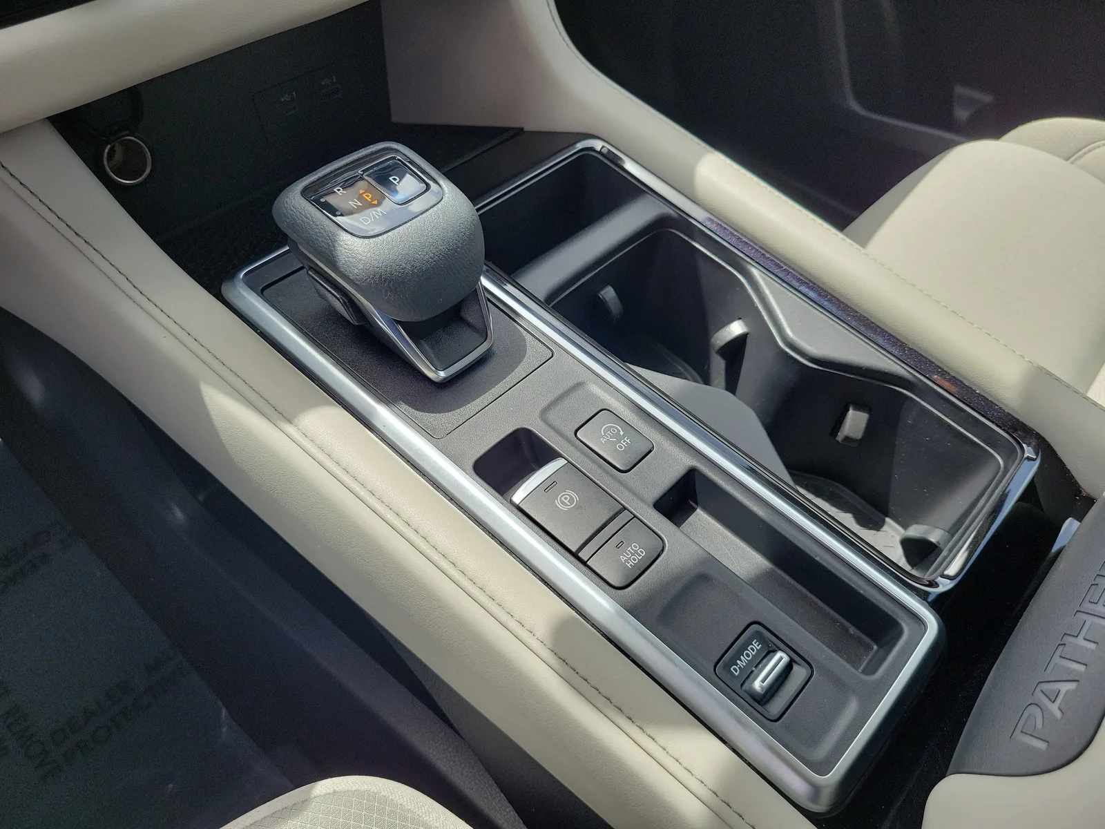 2022 Nissan Pathfinder SV photo 24