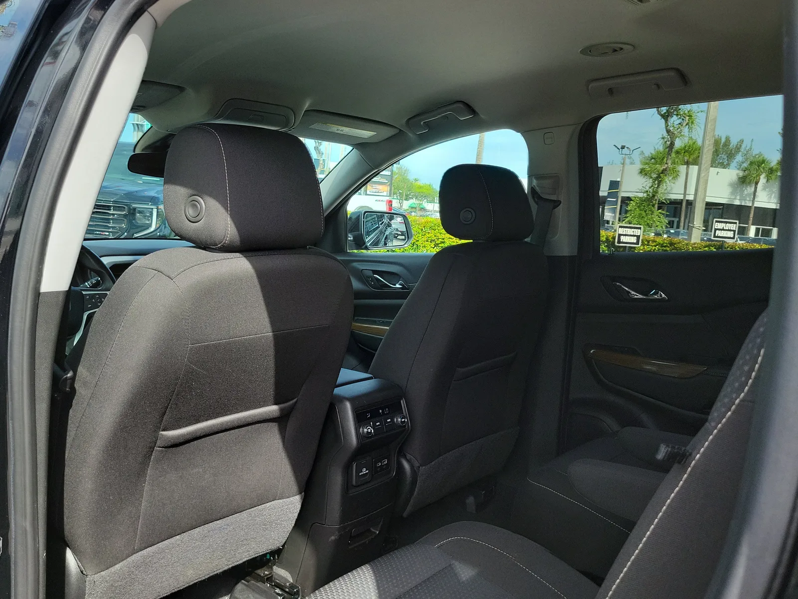 2023 GMC Acadia SLE photo 12