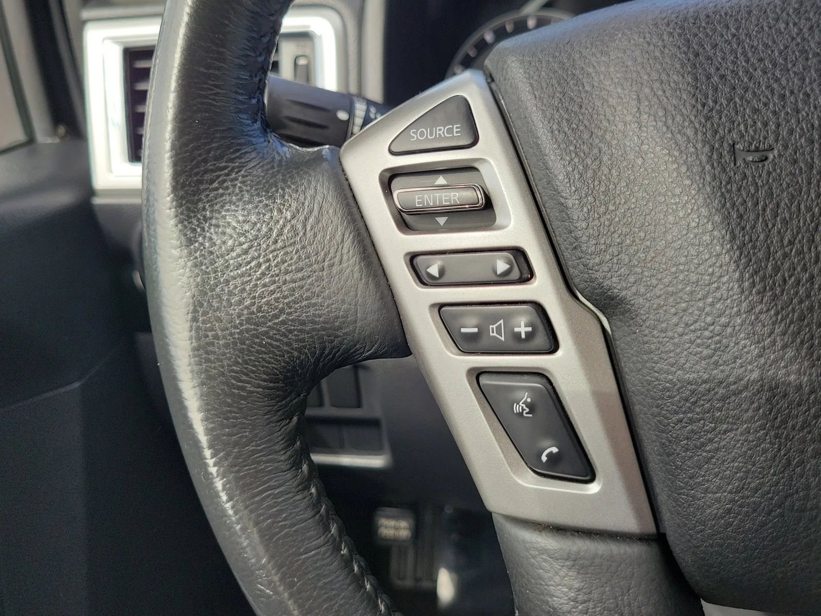 2021 Nissan Titan SV photo 18