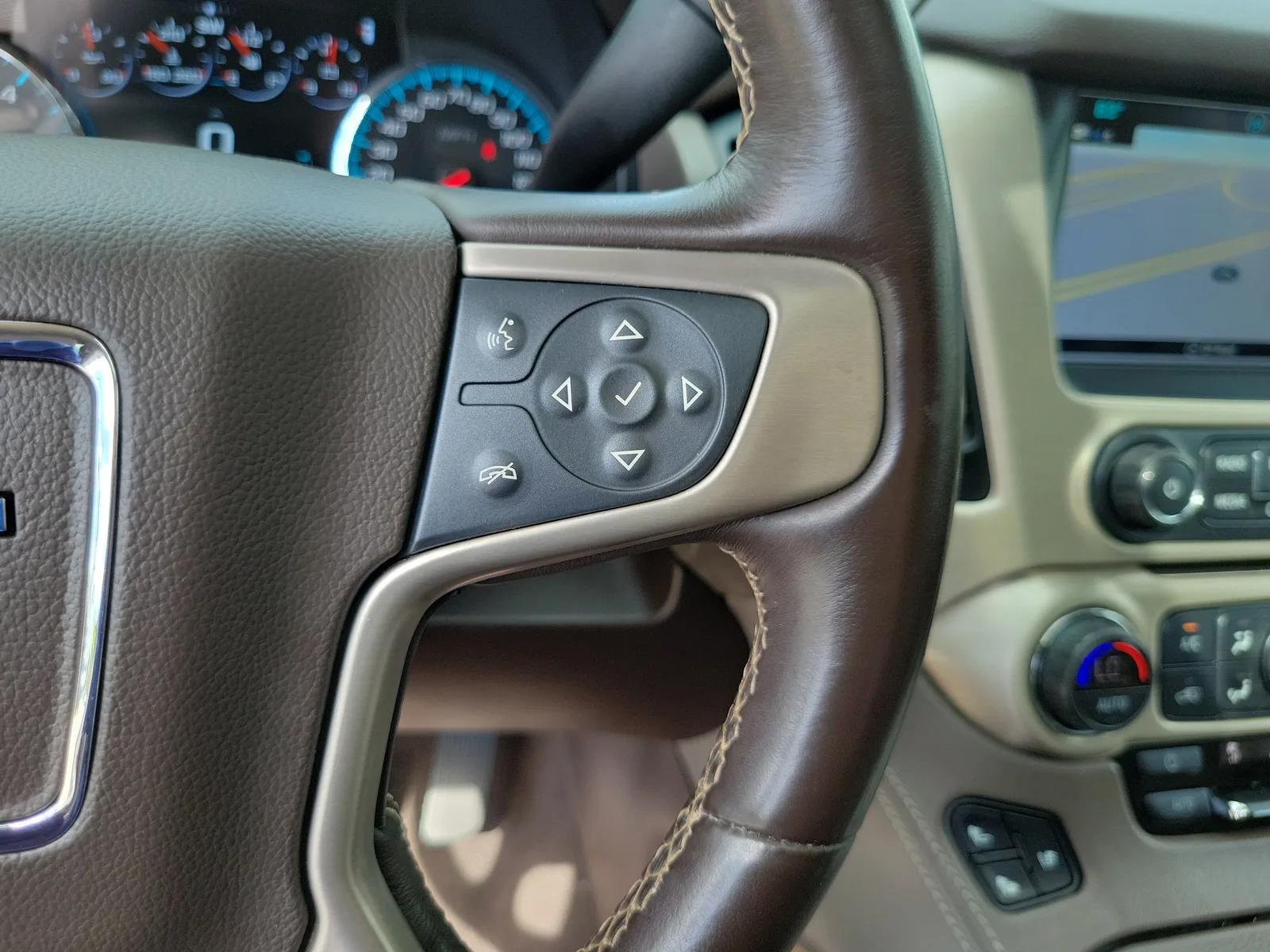 2020 GMC Yukon Denali photo 24