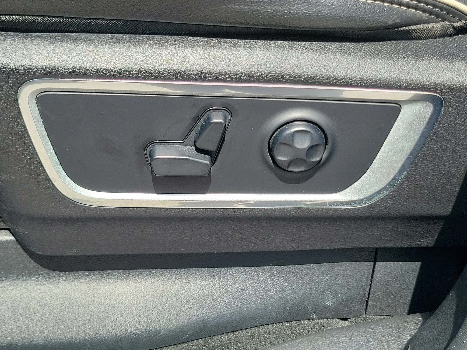 2019 RAM 1500 Laramie 4WD photo 12