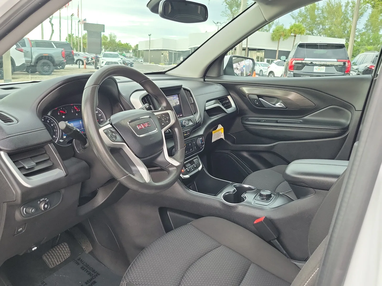 2024 GMC Terrain SLE photo 9