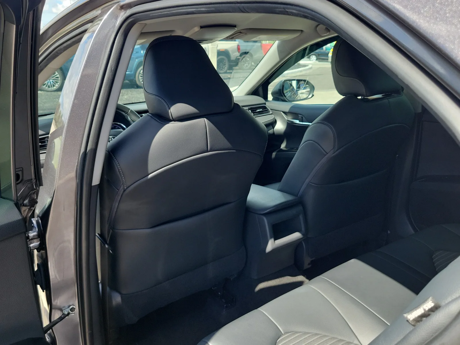 2020 Toyota Camry SE photo 14