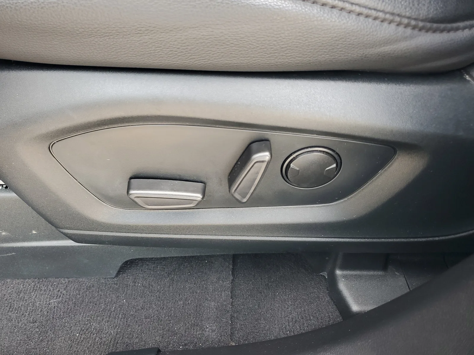 2023 Ford Explorer ST-Line photo 13