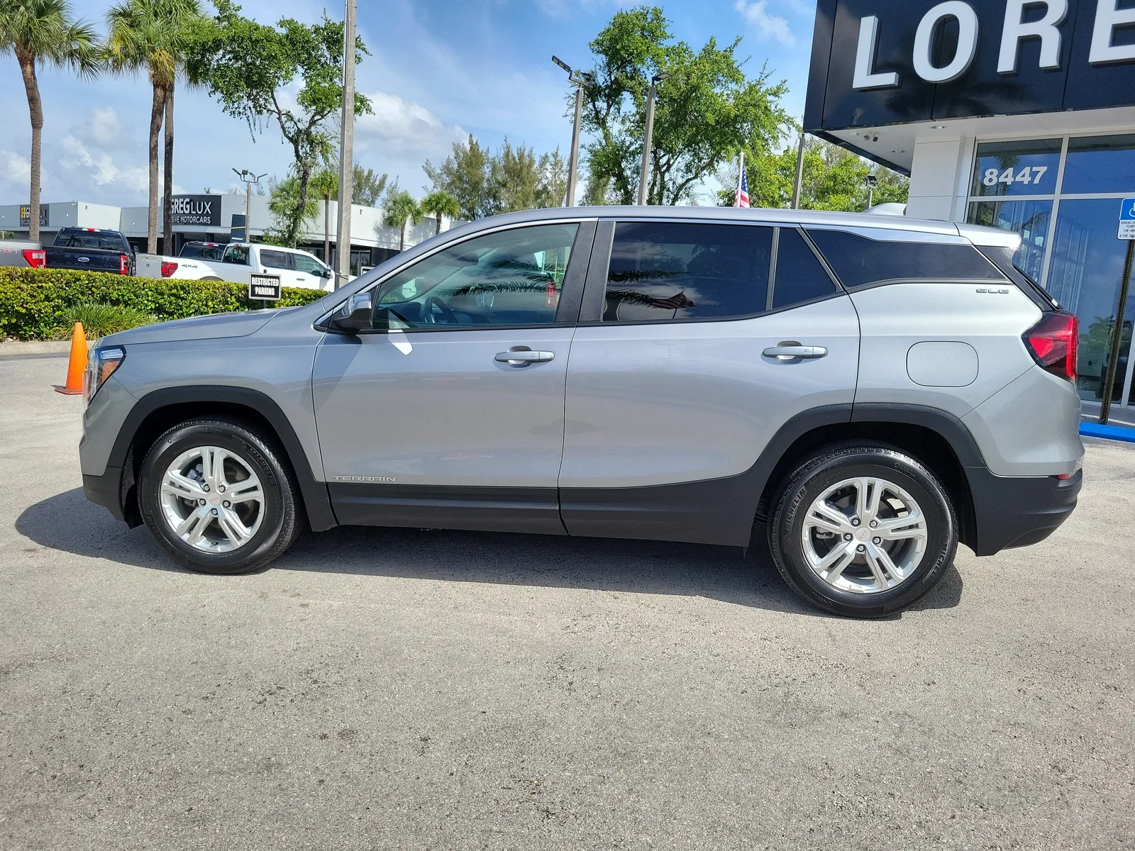 2024 GMC Terrain SLE photo 8